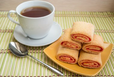 Bir tabak ve bardak çay reçelli puf böreği