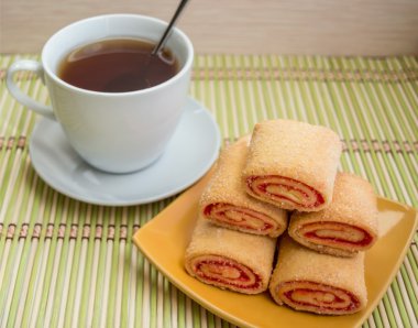 Bir tabak ve bardak çay reçelli puf böreği