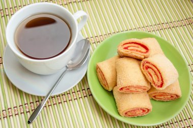 Bir tabak ve bardak çay reçelli puf böreği