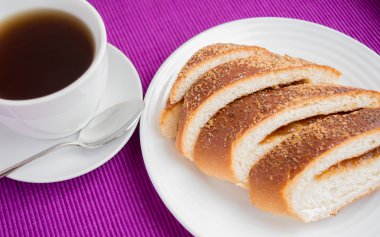 Tatlı elma doldurma ve çay ile rulo