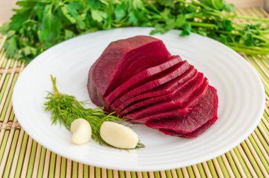 Haşlanmış pancar beyaz tabakta. Paskalya yemek