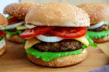 Sandviç ev yapımı hamburger sulu hamburger, peynir, taze sebze ile
