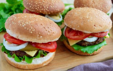 Sandviç ev yapımı hamburger sulu hamburger, peynir, taze sebze ile