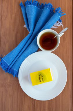 Hassas Lor Tatlısı jöle kivi mavi peçete ve çay beyaz tabakta sufle pasta. Üstten Görünüm.