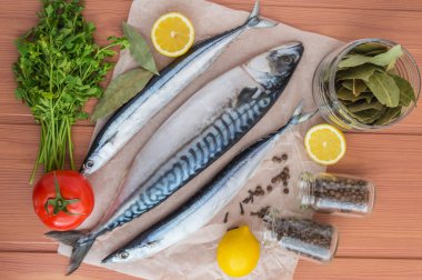 Deniz balıkları (uskumru, saury) ve baharat ahşap arka plan üzerinde