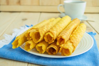 Taze mavi bir peçeteye tatlım waffle tüpler içine yerleştirilmiştir