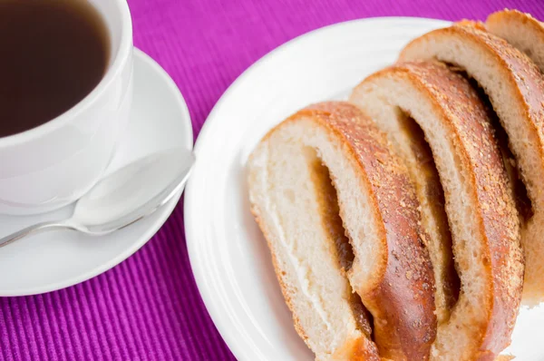 Tatlı elma doldurma ve çay ile rulo