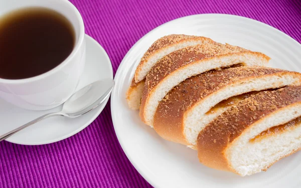 Tatlı elma doldurma ve çay ile rulo