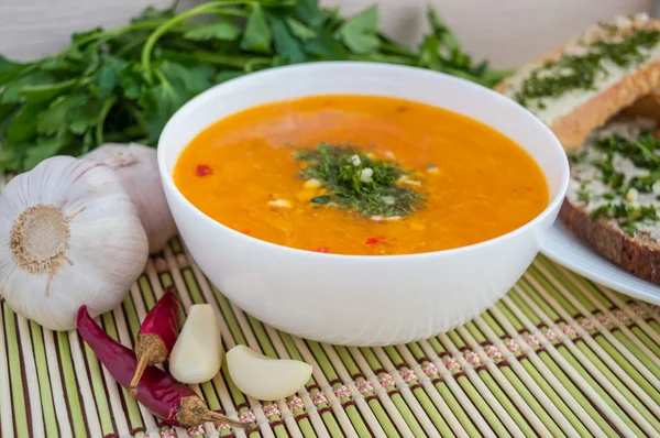 Traditionele Oosterse soep met tomaten, rode linzen, groene — Stockfoto