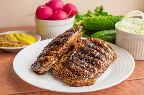 Carne de cerdo, a la parrilla con aros de cebolla y verduras frescas, hierbas — Foto de Stock