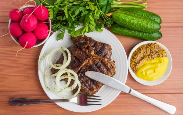 Carne de cerdo, a la parrilla con aros de cebolla y verduras frescas, hierbas — Foto de Stock