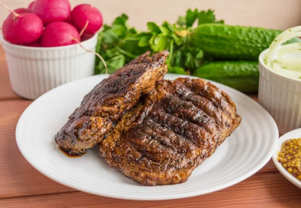 Carne de cerdo, a la parrilla con aros de cebolla y verduras frescas, hierbas — Foto de Stock