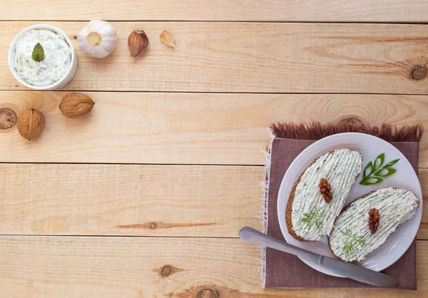 Pożywne Kanapki z twarogiem ciasto na chleb żytni na białym talerzu — Zdjęcie stockowe