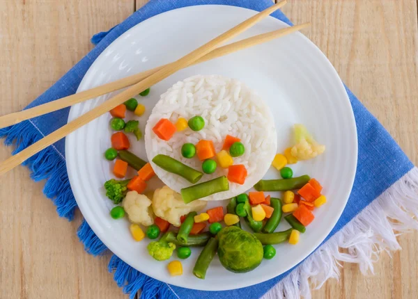 Riz aux légumes cuits à la vapeur sur une assiette blanche, disposée en cercle. Végétalien . — Photo