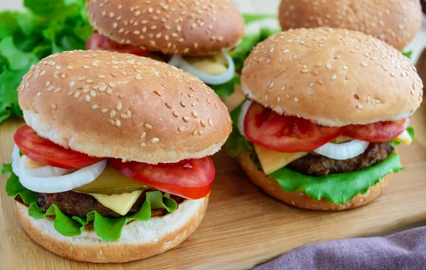 Szendvicset házi hamburger lédús burger, sajt, friss zöldségek — Stock Fotó