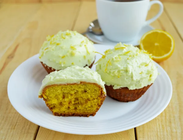 Hafif limonlu kek kek ahşap arka plan ve bir fincan çay