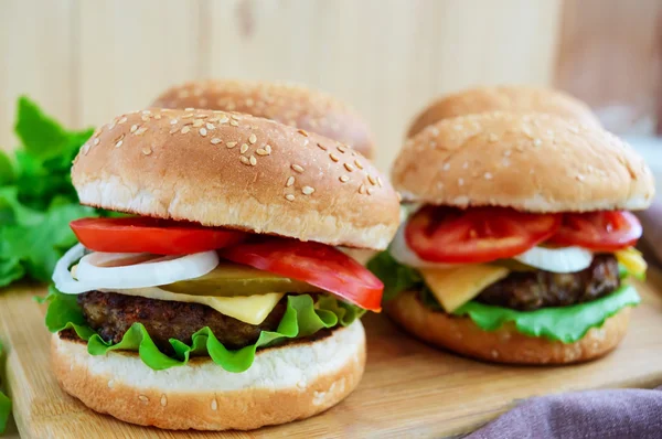 Szendvicset házi hamburger lédús burger, sajt, friss zöldségek — Stock Fotó