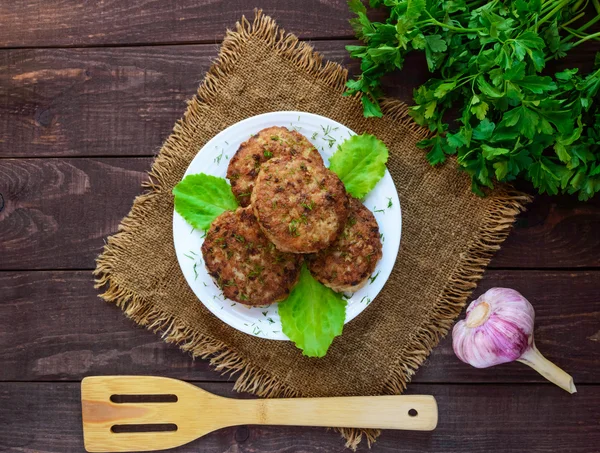 Сочные домашние котлеты (говядина, свинина, курица) на деревянном фоне. За гамбургер. — стоковое фото