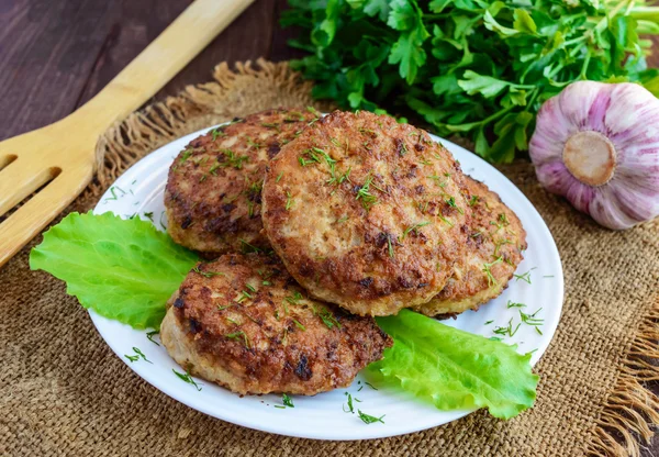 Costeletas caseiras suculentas (carne de vaca, porco, frango) em um fundo de madeira. Para um hambúrguer — Fotografia de Stock