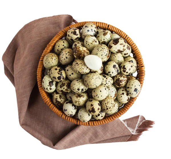 Bir sepette bıldırcın yumurtası. Bir sürü. Beyaz arka planda yalıtılmış