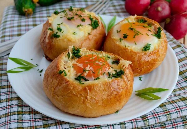 Yumurta, jambon, peynir ve otlar ile çörek pişirdim. Fransız Kahvaltı.