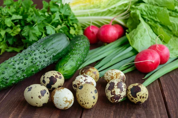 Légumes verts frais (chou, concombre), oignons verts, persil et radis sur fond de bois. Pour salades . — Photo