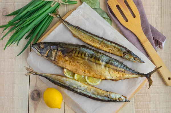 Gebakken zee vissen (saury, makreel) op houten achtergrond. Het bovenaanzicht. — Stockfoto