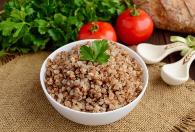 Beyaz kasede karabuğday lapası. Diyet yemeği. Vegan