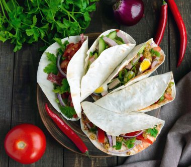 Doğu pide ile çeşitli dolgular (et, salam, yumurta, salatalık, maydanoz, domates, biber, Dijon hardal). Taco