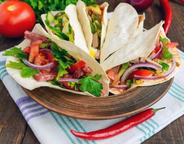 Doğu pide ile çeşitli dolgular (et, salam, yumurta, salatalık, maydanoz, domates, biber, Dijon hardal). Taco