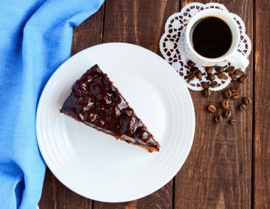 Çikolata ve vişneli pasta. Bir parça üzerinde beyaz tabak yakın çekim