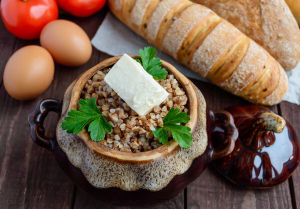 Гречневая каша в белой миске. Диетическое блюдо. Веган
