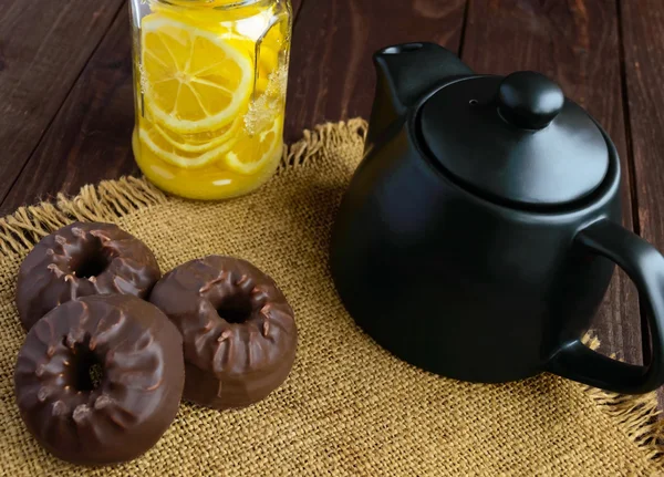 Γλυκά: Ζέφυρος σε σοκολάτα και τσάι με λεμόνι σε ξύλινο φόντο. Πρωινό — Φωτογραφία Αρχείου