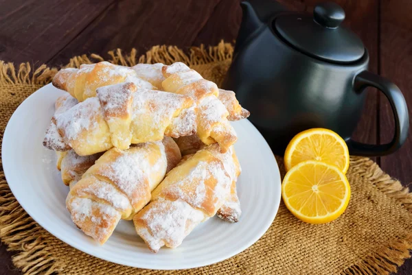 Croissants au citron doux maison avec sucre en poudre. Théière — Photo