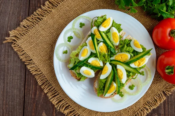 新鲜的绿色三明治配新鲜黄瓜、 白菜、 鹌鹑蛋。膳食和素食菜肴 — 图库照片