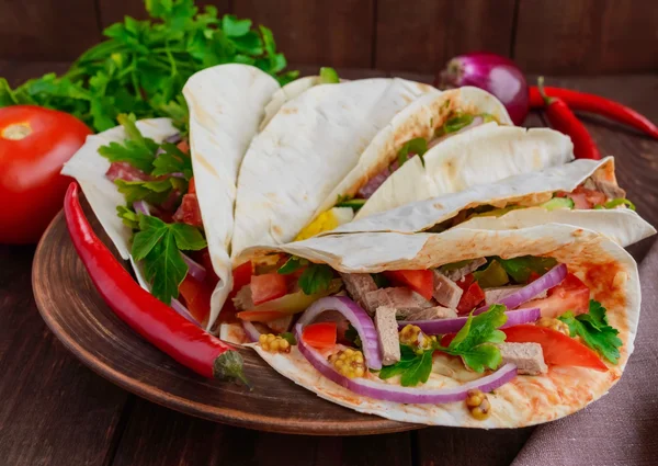 Pan de pita oriental con diversos rellenos (carne, salami, huevo, pepino, perejil, tomate, chile, mostaza Dijon). Taco —  Fotos de Stock