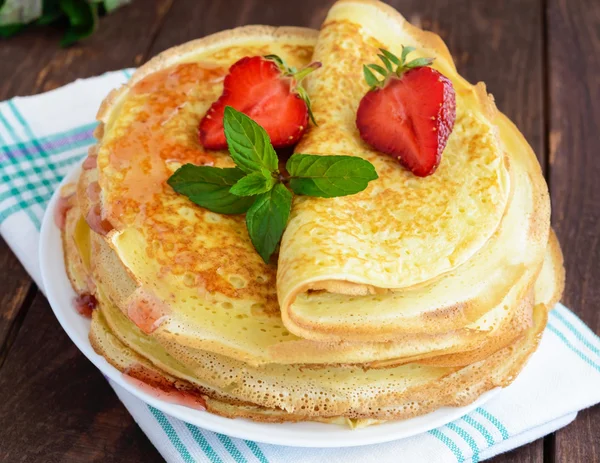 Haufen goldener Pfannkuchen mit Erdbeeren und Erdbeermarmelade — Stockfoto