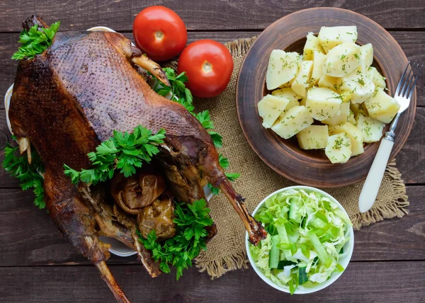 Kentang rebus dalam mangkuk tanah liat, angsa panggang dan salad kubis — Stok Foto
