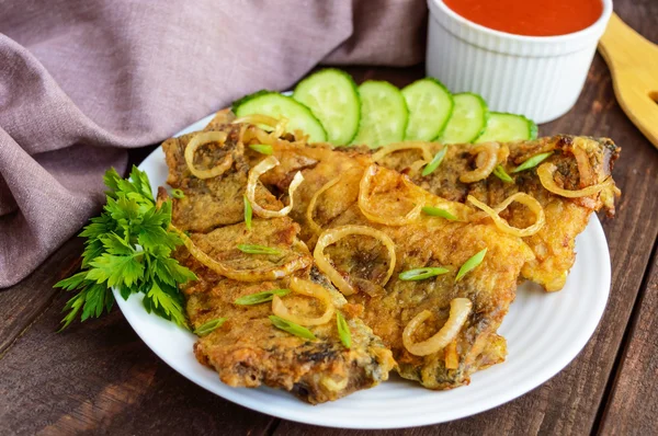 Filete de pescado de carpa frita en masa sobre mesa de madera —  Fotos de Stock
