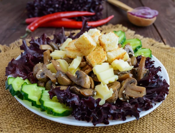 Salade diététique vitaminée aux champignons, fromage, croûtons sur une assiette blanche — Photo