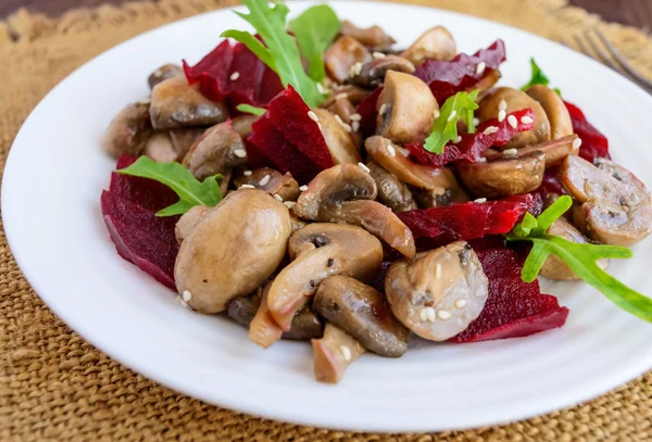 Витаминный салат из вареной свеклы, грибов и рукколы — стоковое фото