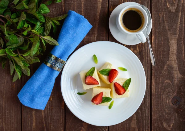 Hassas süzme peynir ve nane yaprakları ve taze çilek ile dekorasyon küpler şeklinde kremsi sufle 