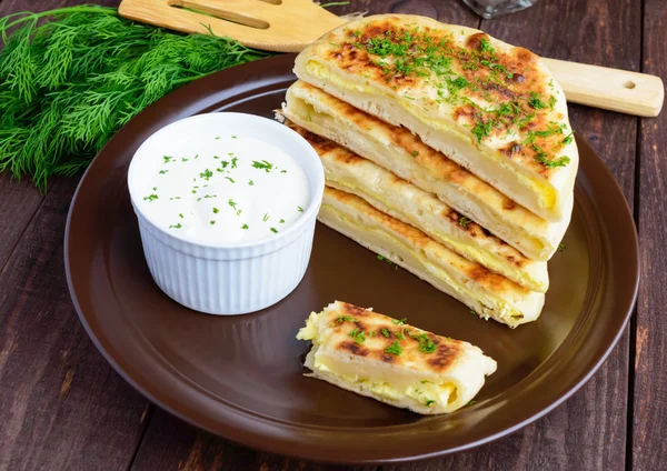 Традиционный грузинский сырный пирог - хачапури, сливочный соус. Национальная кухня Грузии . — стоковое фото