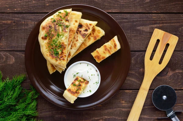 Traditioneller georgischer Käsekuchen - Khachapuri, cremige Sauce. die georgische Nationalküche — Stockfoto