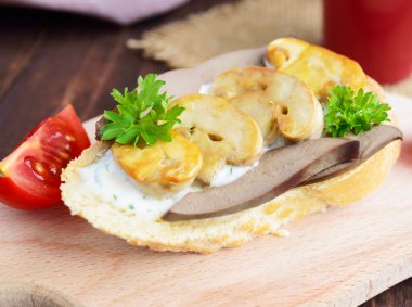Mantar, Türkiye'de karaciğer ve tartar sosu gevrek baget sandviçler
