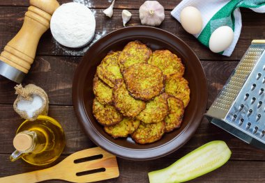 Malzemeler ve kabak krep yapmak için araçlar