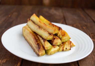 Çubuk lar şeklinde pişmiş kabak kabak.