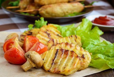 Izgara sebzeler: domates, patates, mantar ve otlar