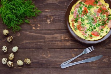 Sosis ve taze domates ve otlar ile omlet 