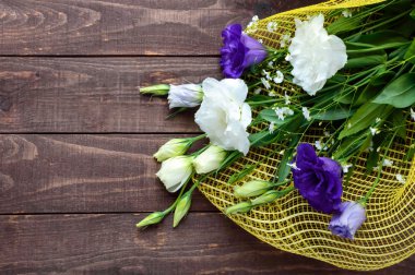 Taze beyaz ve mor çiçekler eustomy (lisianthus aldı)
